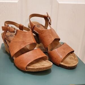 Softt brand open toe sandal, Size 8.5M, in Caramel